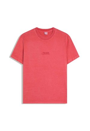 Rotes T-Shirt mit kurzen Ärmeln und Rundhalsausschnitt, mit dezentem "No Labels"-Schriftzug in der Mitte vorne.
