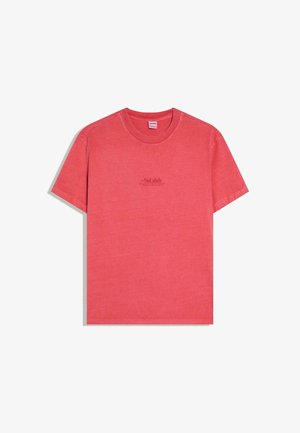 Piros, rövid ujjú, kerek nyakú póló, melynek középső elülső részén finoman "No Labels" felirat található.