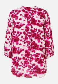 Bluse mit Blumenmuster in Weiß- und Rosatönen, mit gesplittetem Rücken, Dreiviertelärmeln und lockerer Passform. Glatte Textur.