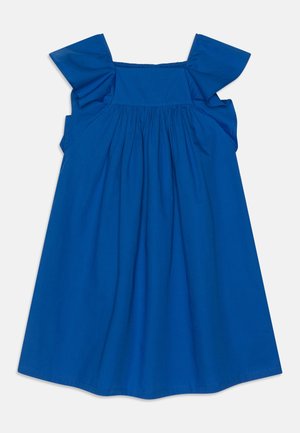 Blå bomuldskjole med korte flæseærmer, en firkantet halsudskæring og rynket liv for en løs pasform. Kantene er lige og ufærdige.