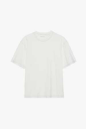 Bijela pamučna majica kratkih rukava, s okruglim izrezom i kontrastnim šavovima oko izreza i rukava.