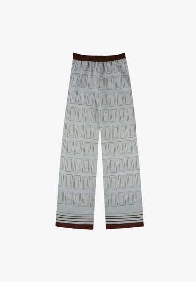 Pantalons bleu clair arborant un motif rectangulaire intégré aux contours foncés, avec une taille élastique marron et des accents de ourlet contrastants marron.