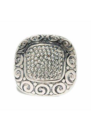 Silberner Ring mit strukturiertem quadratischem Zentrum, umgeben von erhabenen Spiralen und Punktmustern in einem kunstvollen Design.