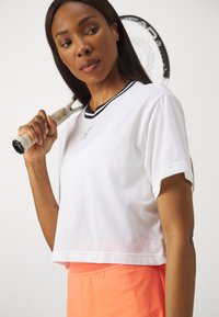 Nike Performance HERITAGE CROP TEE - Camiseta deportiva - white