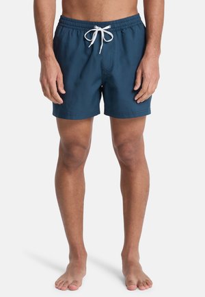 Granatowe kąpielówki z lekkiego, teksturowanego materiału. Posiadają elastyczny pas z sznurkiem do regulacji oraz długość do połowy uda.