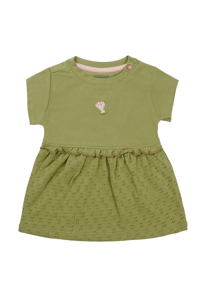 Robe vert olive avec des manches courtes, un ourlet volants, un design brodé et une jupe texturée avec des motifs en œillets. Fermeture à bouton à l'épaule.