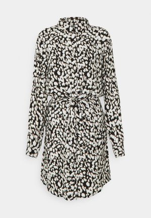Sort-hvid leopardprint skjortekjole med lange ærmer, knaplukning foran og stofbælte, der er bundet om taljen.