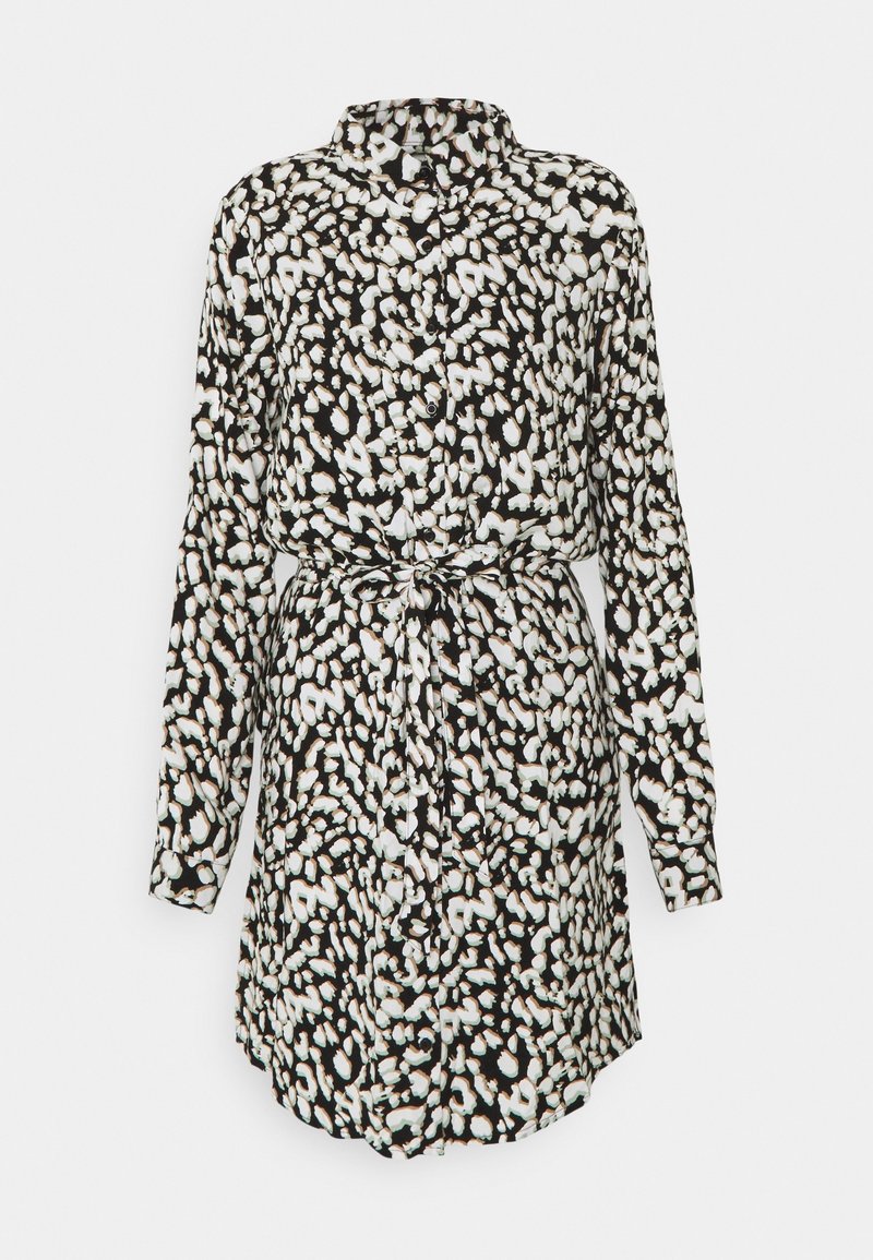 Robe chemise à manches longues en imprimé léopard noir et blanc avec un devant à boutons et une ceinture en tissu nouée à la taille.
