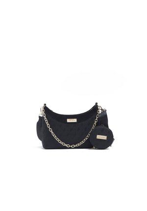 Sac à main noir avec une bandoulière chaîne dorée et une petite pochette ronde attachée, tous deux avec de petites plaques de marque dorées.
