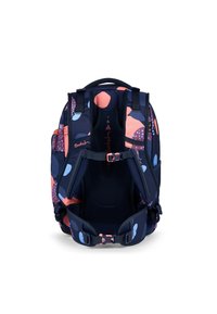 Blau- und korallenfarbener Rucksack mit verstellbaren gepolsterten Trägern, Netzrückenpaneel und doppelten Schnallen für sicheren Verschluss. Verfügt über unterschiedlich große Kreise.