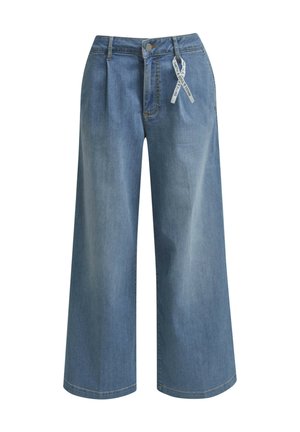 Helle blaue, weit geschnittene Jeans mit Falten vorne, mit einem Knopfverschluss und einem dekorativen Band mit bedrucktem Text am Bund.