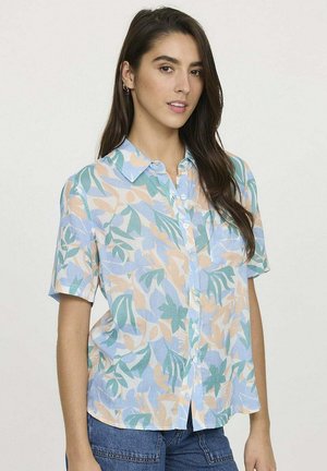 Chemise à manches courtes à boutons, bleu clair, avec un motif de feuilles multicolores, texture douce et coupe décontractée.