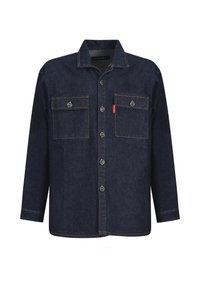 Camisa de mezclilla azul oscuro con mangas largas, dos bolsillos en el pecho, cierres con botones plateados y detalles de doble costura. Diseño de cuello clásico.