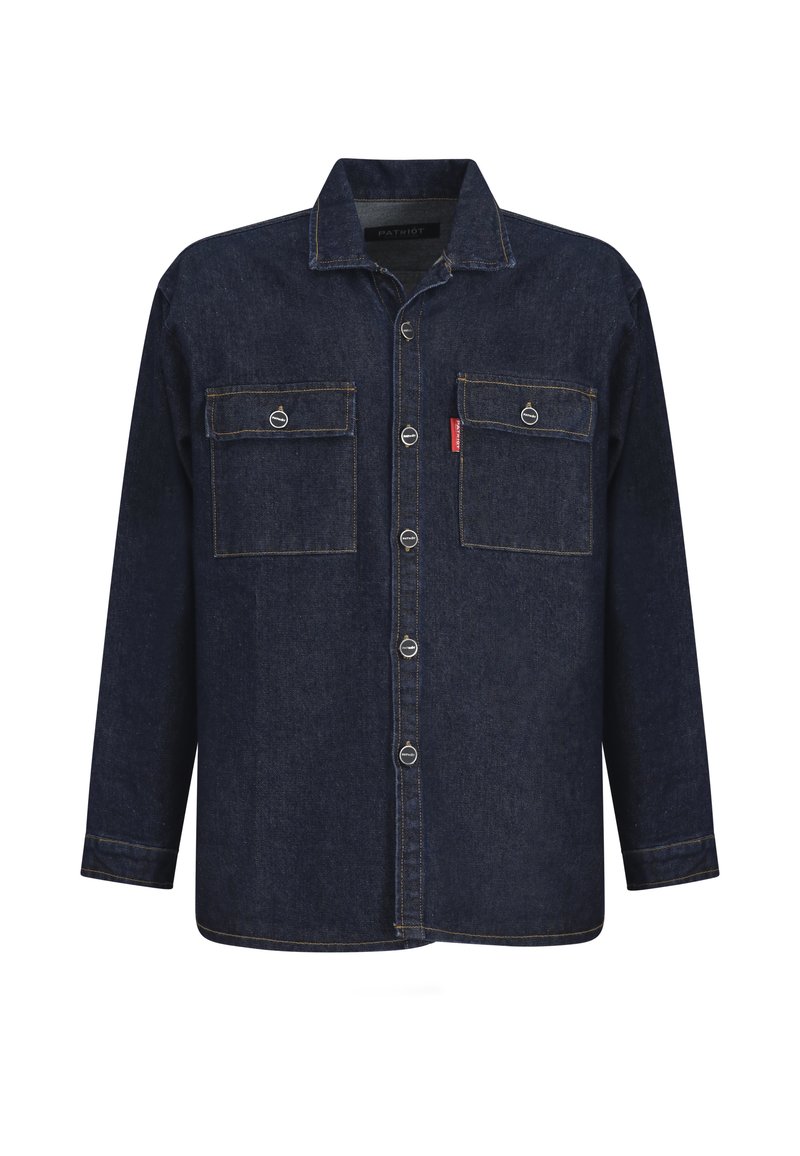 Camisa de mezclilla azul oscuro con mangas largas, dos bolsillos en el pecho, cierres con botones plateados y detalles de doble costura. Diseño de cuello clásico.