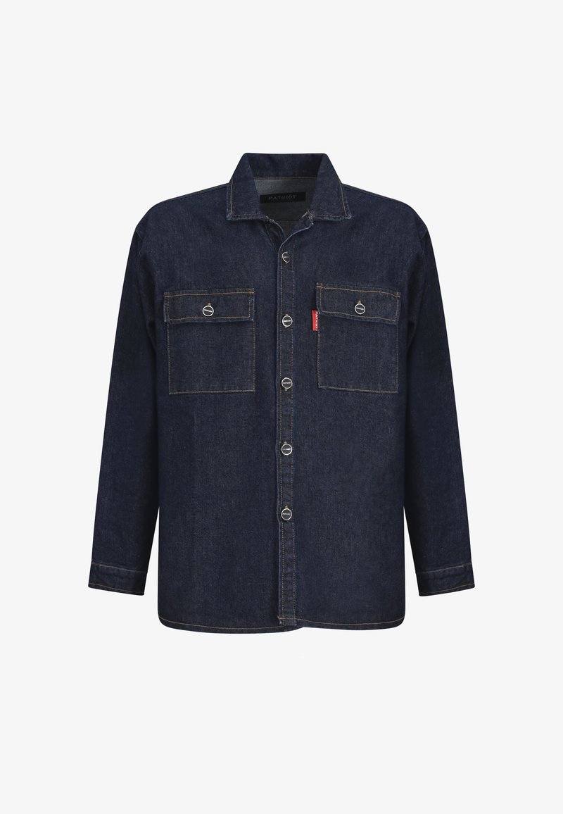 Camisa de mezclilla azul oscuro con mangas largas, dos bolsillos en el pecho, cierres con botones plateados y detalles de doble costura. Diseño de cuello clásico.