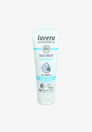 Lavera Basis Sensitiv Handcreme in der Tube mit Bio-Aloe Vera, Sheabutter, veganen und klimaneutralen Labels auf weißem Hintergrund.