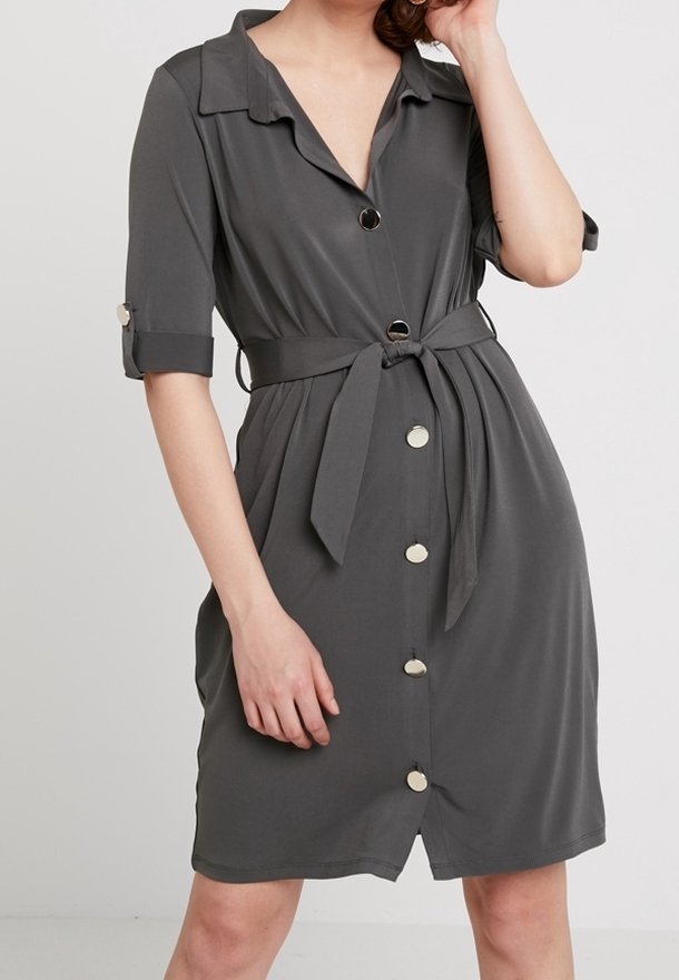 Šedé šaty s krátkým rukávem, límečkem, pásem v pase a dekorativními knoflíky. Hladká textura s délkou po kolena.