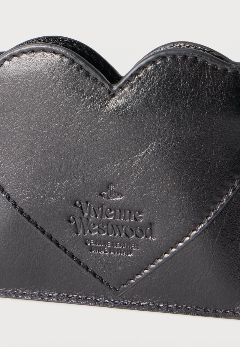 Portafoglio a forma di cuore in vera pelle nera con logo Vivienne Westwood impresso a rilievo e cuciture dettagliate lungo i bordi.