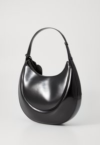 Sac à bandoulière en cuir noir brillant, de forme courbée, design sans couture, avec une sangle réglable ; possède une fermeture éclair et un intérieur texturé.