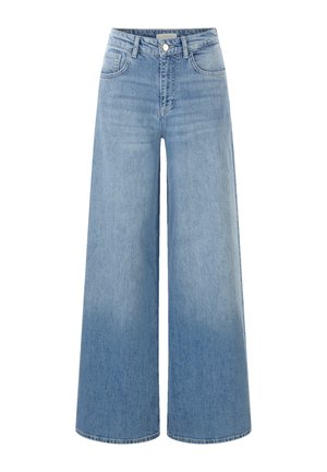 Jean large en denim bleu clair avec taille haute, poches avant et fermeture à bouton classique. Texture déchirée à l'ourlet.