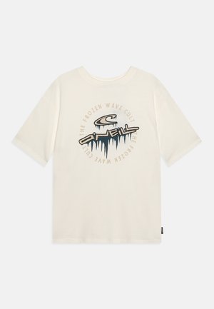 Crème-kleurig t-shirt met een centrale graphic van een ijzige golf en tekst. Korte mouwen, ontspannen pasvorm en zacht katoenmateriaal.