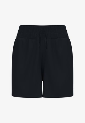 Persoon die zwarte sportshorts draagt, zwarte en grijze sokken, zwarte hardloopschoenen, een paarse top en een zwart horloge, staand met de rug naar de kijker.