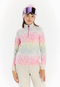 Fleece pulover v pastelových gradientních barvách s čtvrtinovým zipem, kontrastními švy a logem na hrudi; v kombinaci s růžovou pletenou čepicí a brýlemi.