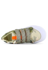 Sneakers met camouflagepatroon in groen en beige stof, voorzien van drie grijze klittenbandsluitingen. Witte rubberen zool en feloranje accent aan de binnenkant.
