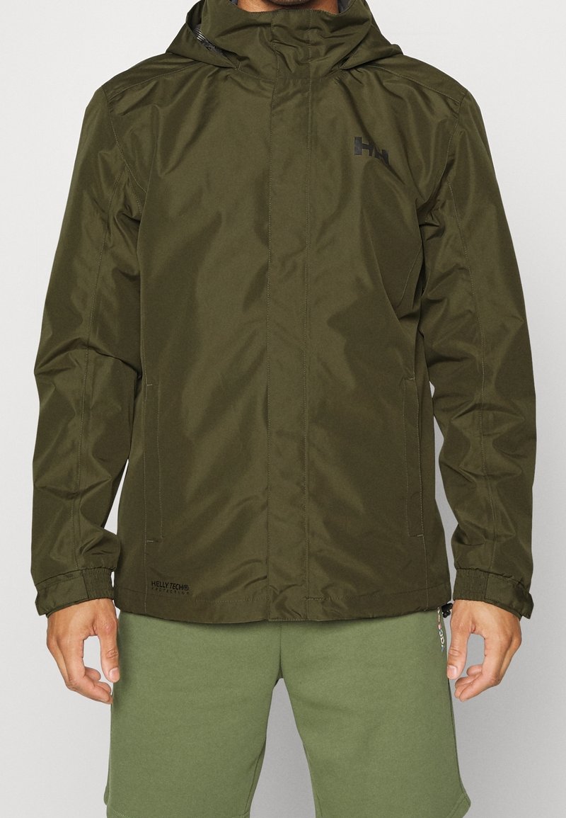 Veste imperméable vert olive avec capuche, poches zippées, poignets élastiques et un logo discret. Présente une texture lisse et brillante.
