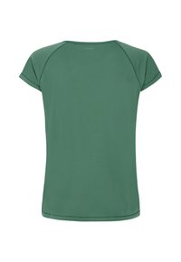 Camisa verde de manga corta con cuello redondo, hecha de una tela suave. Cuenta con mangas raglán y un logo sutil en la parte de atrás.