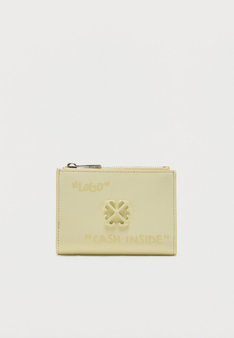 Συμπαγές, ανοιχτό κίτρινο πορτοφόλι με φερμουάρ και ανάγλυφο λογότυπο στο κέντρο, με αχνά κείμενα "ΛΟΓΟΤΥΠΟ" και "ΧΡΗΜΑΤΑ ΜΕΣΑ" στο μπροστινό μέρος.