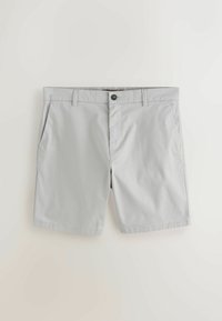 Shorts homme gris clair avec bouton devant, passants de ceinture, poches latérales et un design épuré et simple, posés à plat sur une surface blanche.