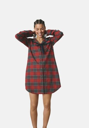 Abito a camicia a scacchi rossi con maniche lunghe, dotato di colletto, accentuato da un fiocco blu navy e dalla vestibilità rilassata che arriva sopra le ginocchia.