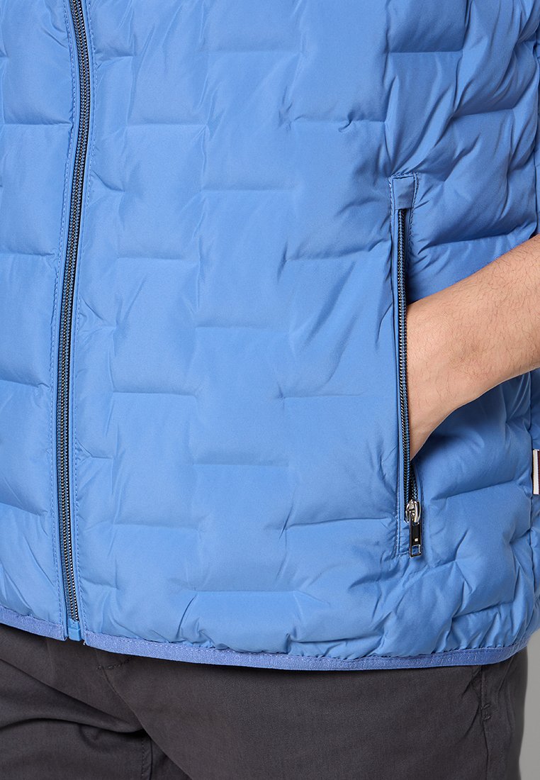 Hellblaues Puffer-Weste mit gestepptem Rautenmuster, Frontreißverschluss und Seitentasche, hergestellt aus leichtem, strukturiertem Stoff.
