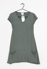 Robe à manches courtes, rayée grise et noire, avec un col en V et deux poches avant, accrochée à un cintre noir sur fond blanc.