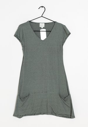 Robe à manches courtes, rayée grise et noire, avec un col en V et deux poches avant, accrochée à un cintre noir sur fond blanc.