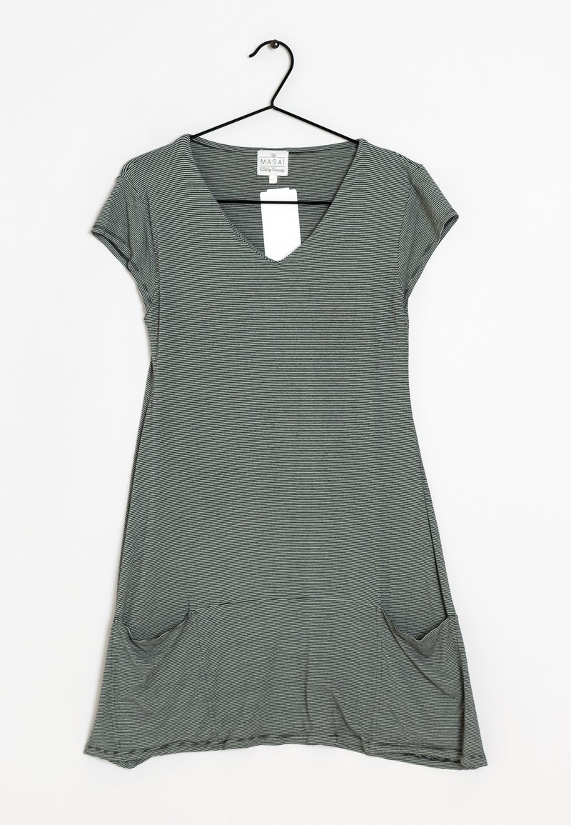 Robe à manches courtes, rayée grise et noire, avec un col en V et deux poches avant, accrochée à un cintre noir sur fond blanc.