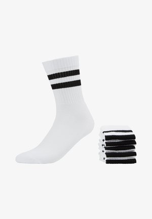 Weiße Baumwollsocken mit zwei schwarzen Streifen um den gerippten Rand. Sechs Paare ordentlich gestapelt neben einer Socke, die ihre Textur hervorhebt.