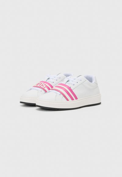 Weiße Sneakers mit pinken Streifen und Logodetail. Verfügt über ein glattes Obermaterial, eine flache Gummisohle und Schnürung. Strukturiert verwendete Stoffakzente.