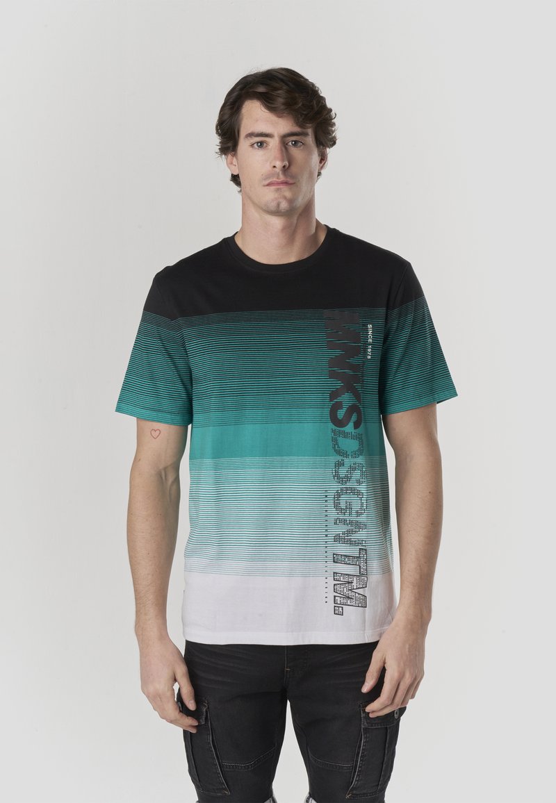 T-shirt à manches courtes en dégradé noir et bleu sarcelle, avec des rayures horizontales, une section blanche en bas et un texte graphique audacieux sur le côté.