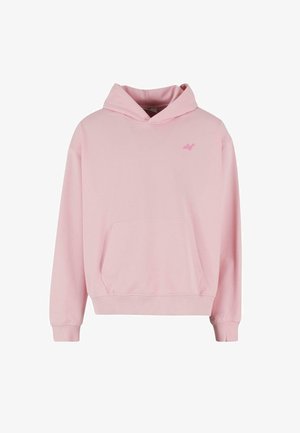 Lyserød hættetrøje lavet af blødt stof, med en frontlomme og et lille logo på den øverste venstre brystområde.