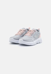 Baskets de sport grises avec une tige en maille, des accents rose clair et des semelles en caoutchouc blanches. Dotées d'un système de laçage et d'un col rembourré.