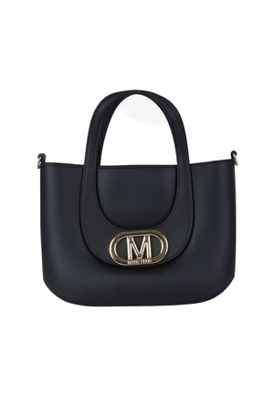 Borsa a mano in pelle nera con forma arrotondata, doppi manici e un grande logo ovale dorato sulla parte frontale. Texture liscia e design minimalista.