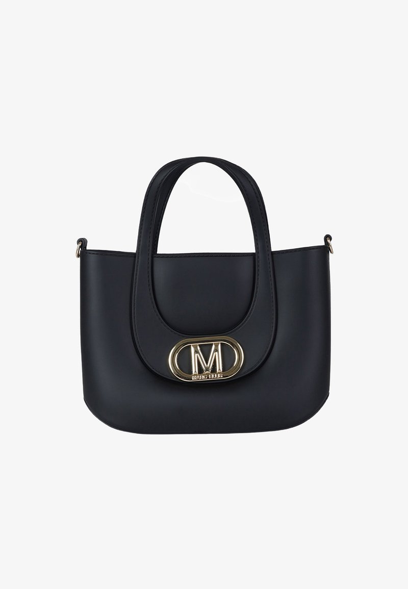 Borsa a mano in pelle nera con forma arrotondata, doppi manici e un grande logo ovale dorato sulla parte frontale. Texture liscia e design minimalista.