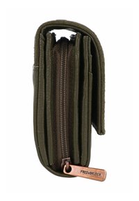 Cartera de cuero verde con un acabado texturizado, que presenta un cierre con cremallera y una etiqueta marrón que dice "FREDsBRUDER" en el lateral.