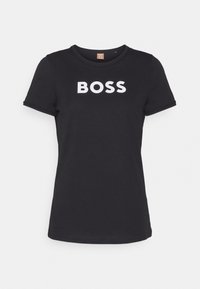Černé bavlněné tričko s krátkým rukávem a kulatým výstřihem, na přední straně s výrazným bílým textem "BOSS". Klasický střih a hladká textura.