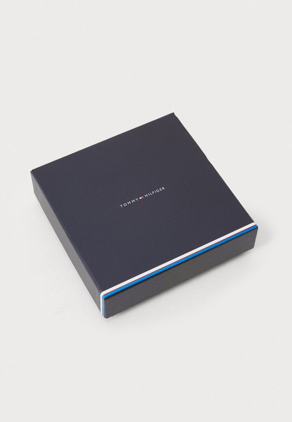 FLAG AND COIN - Wallet3