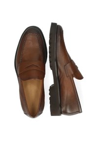 Bruine leren loafers met een gestructureerd oppervlak, een ronde neus en een band over de wreef. Dikke zwarte rubberen zolen voor grip.