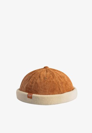 Braune Cordkappe mit cremefarbenem Fleece, aufgerolltem Umschlag und kleinem braunem Markenschild an der Seite vor weißem Hintergrund.