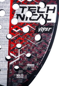 Padelracket med et glinsende sort og rødt geometrisk design, der har flere cirkulære huller, tekstureret overflade og detalje med "Vibrabsorb System".